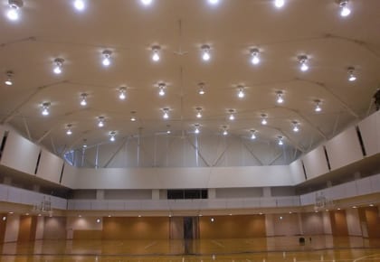 スポーツ施設　神戸常磐大学　体育館間仕切りネット設置工事