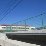スポーツ施設　明石市立人丸小学校　プールサイドフェンス